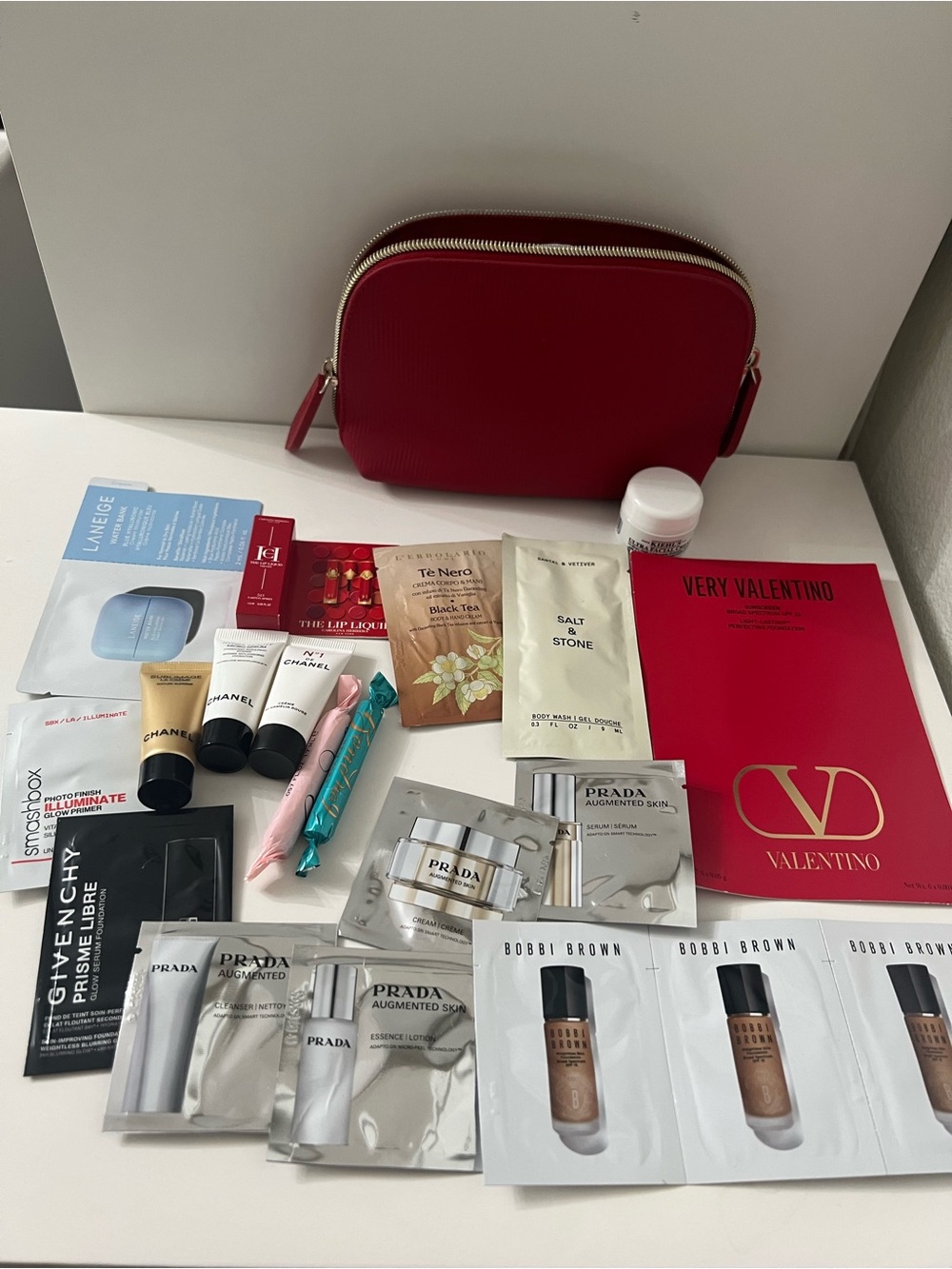 Burberry New Red Cosmetic bag + 20 samples.